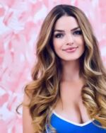 Get ready to turn heads! Come visit She She Blow Dry Loft for the perfect blow out that'll have you feeling your best. #BlowOutGoals #SheSheBlowBar